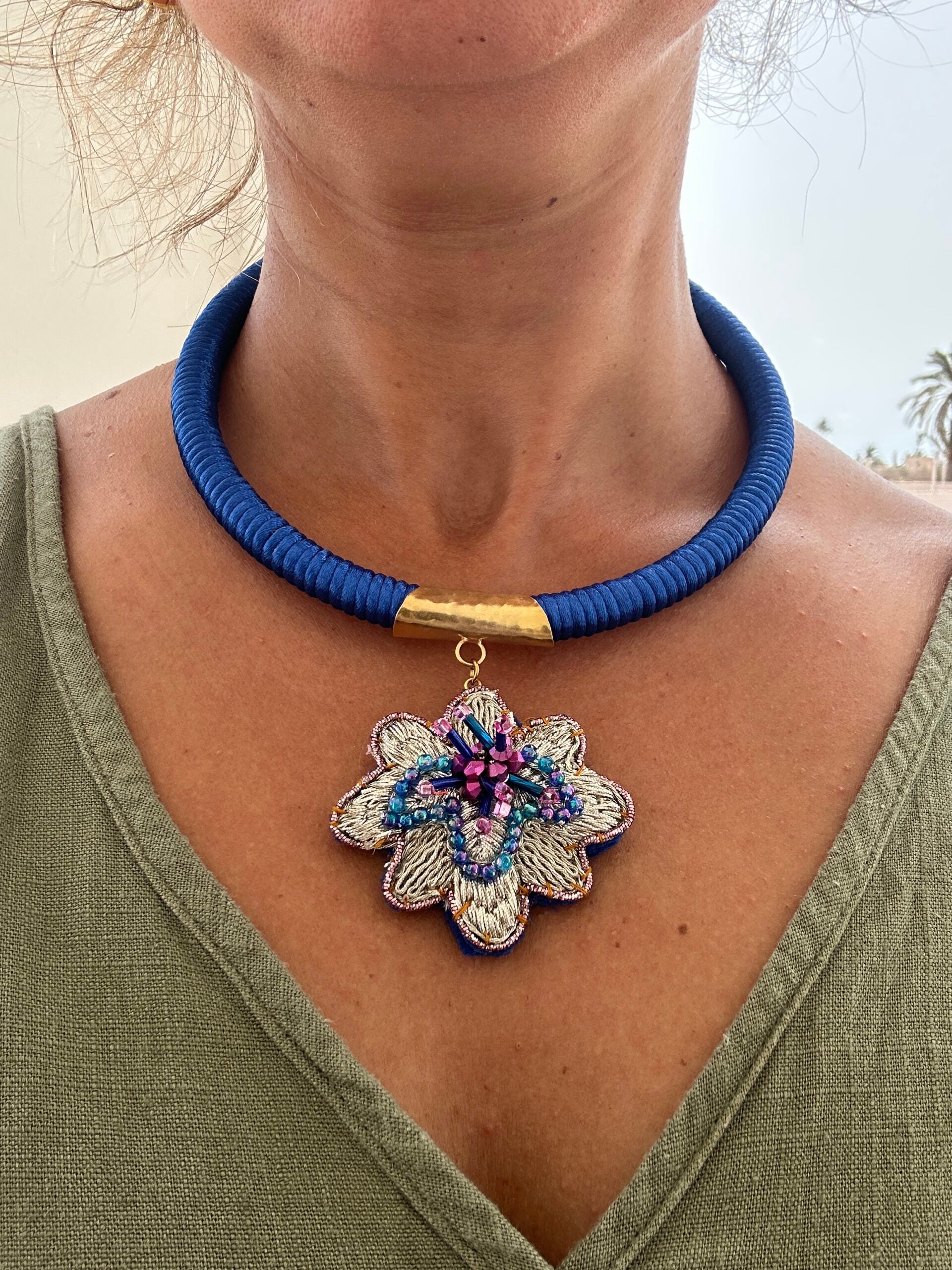 Collier brodé Fleur en rose