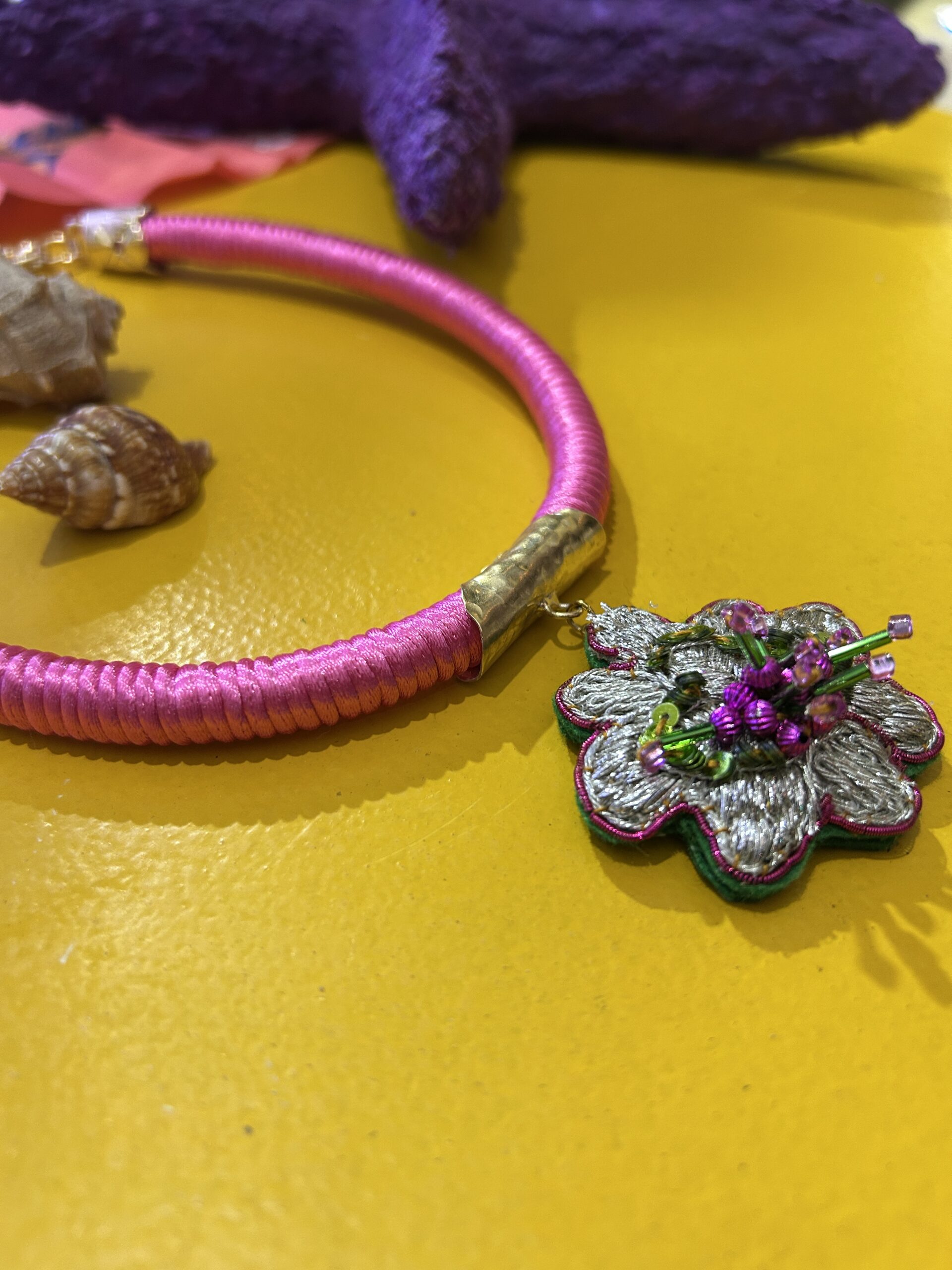 Collier brodé Fleur en rose