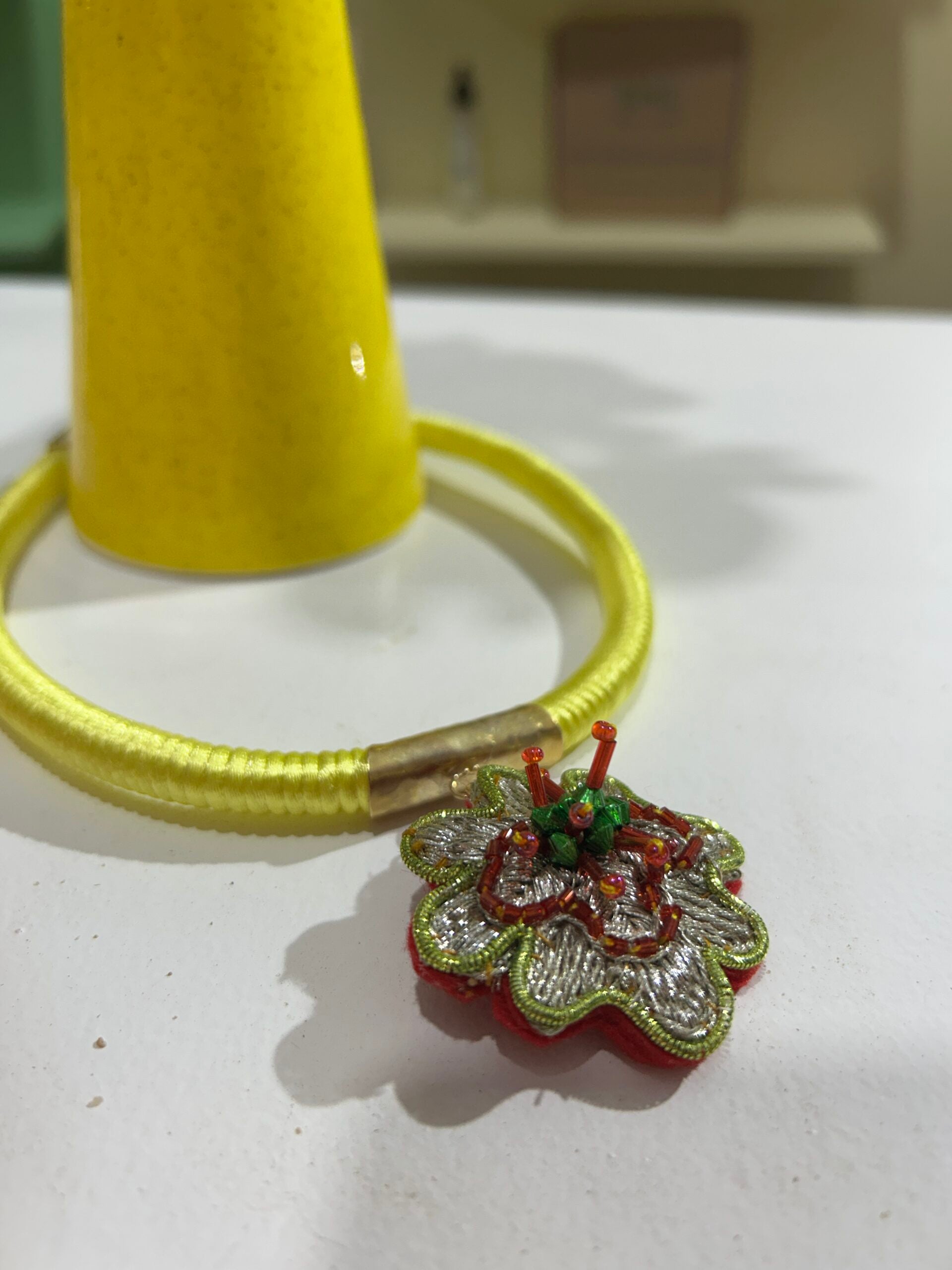 Collier brodé Fleur en rose