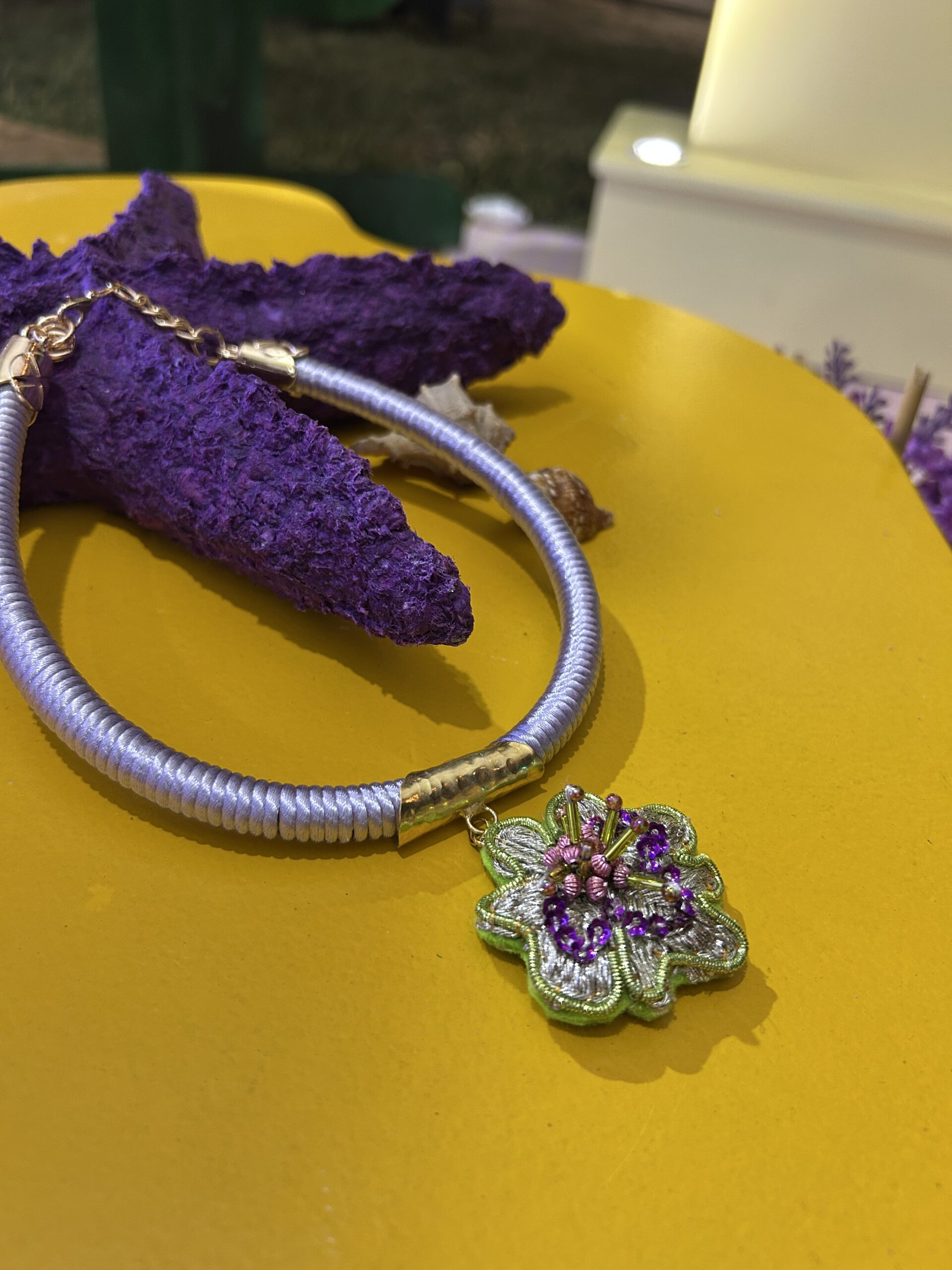 Collier brodé Fleur en rose