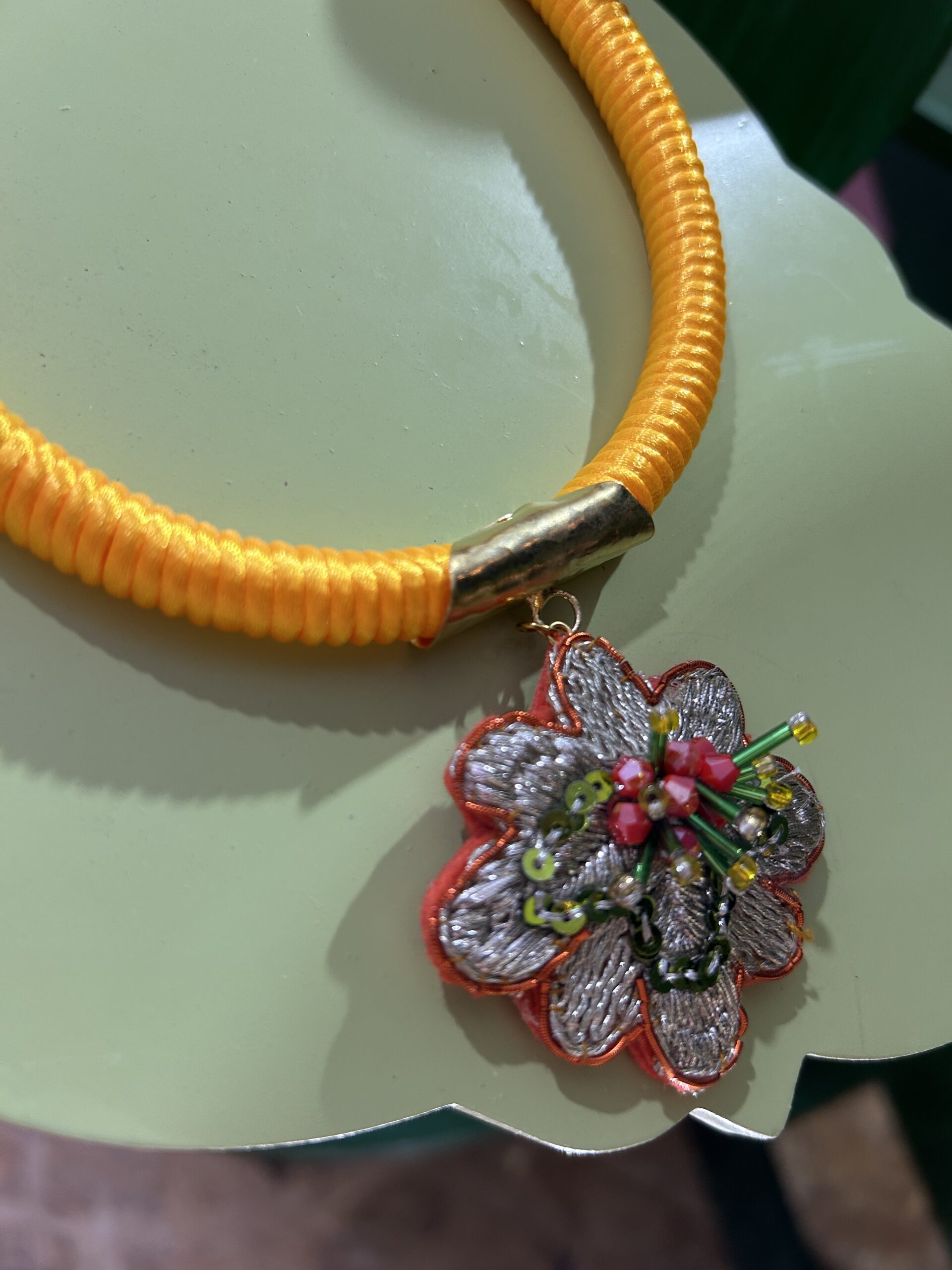 Collier brodé Fleur en rose