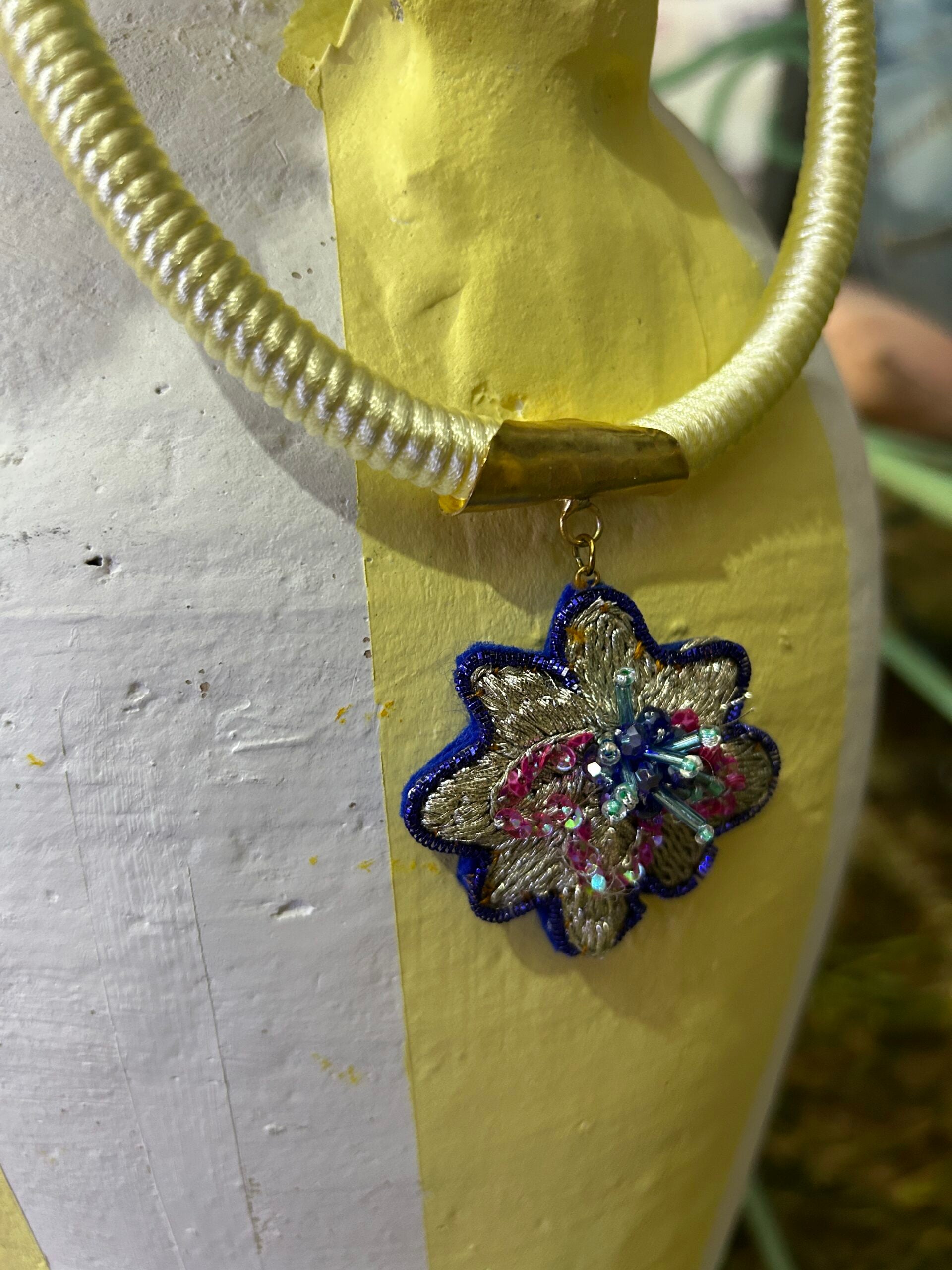 Collier brodé Fleur en rose