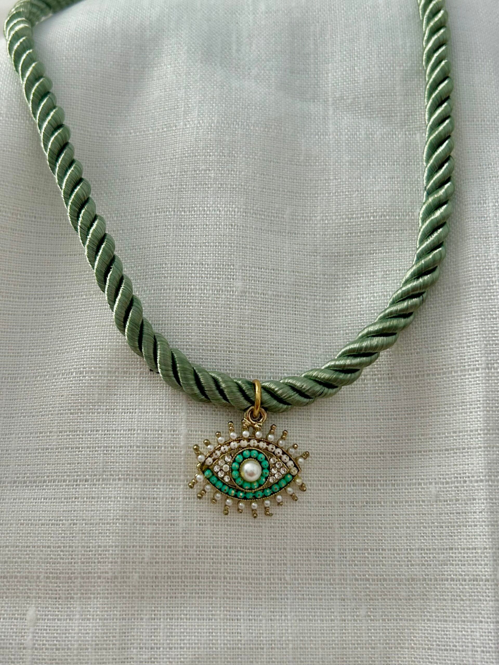 Collier en cordon satiné torsadé