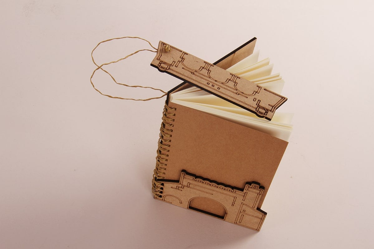 Carnet de 100 feuilles blanches design "Beb El Khadra" avec Couverture en Bois