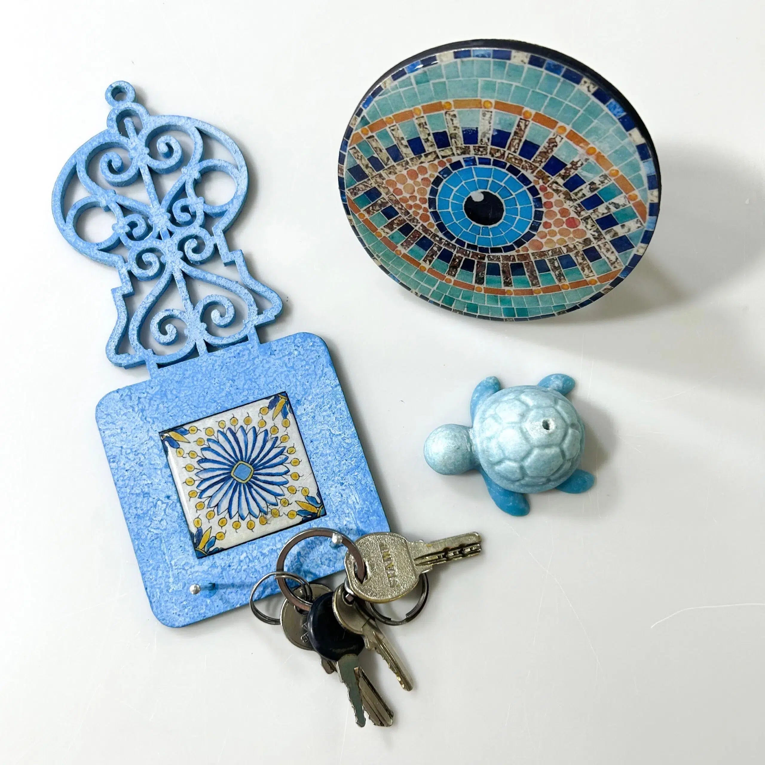 Bouton œil bleu protecteur en bois avec revêtement en papier peint design mosaïque