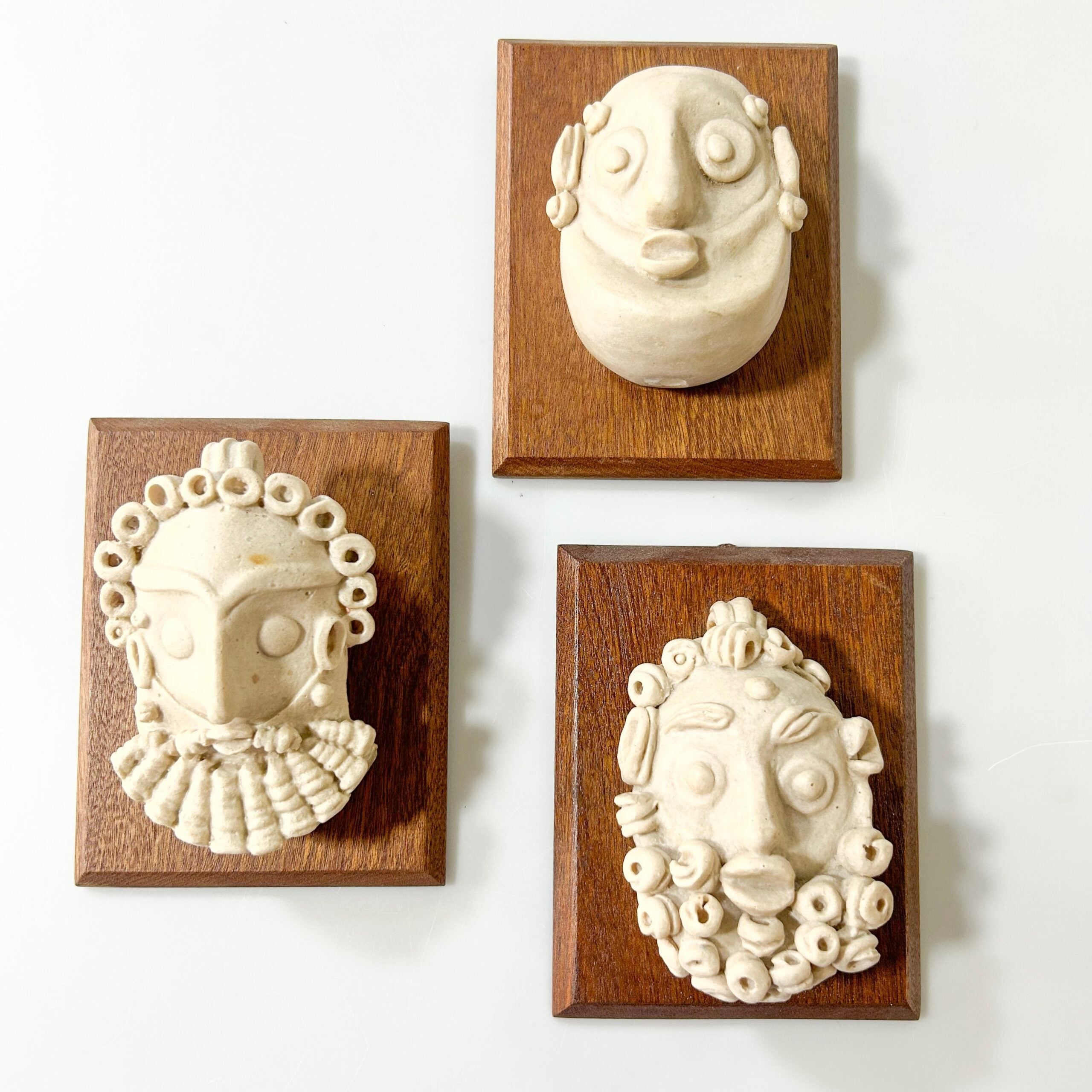 lot de 3 Masques carthaginois en pierre et acajou pour la décoration murale