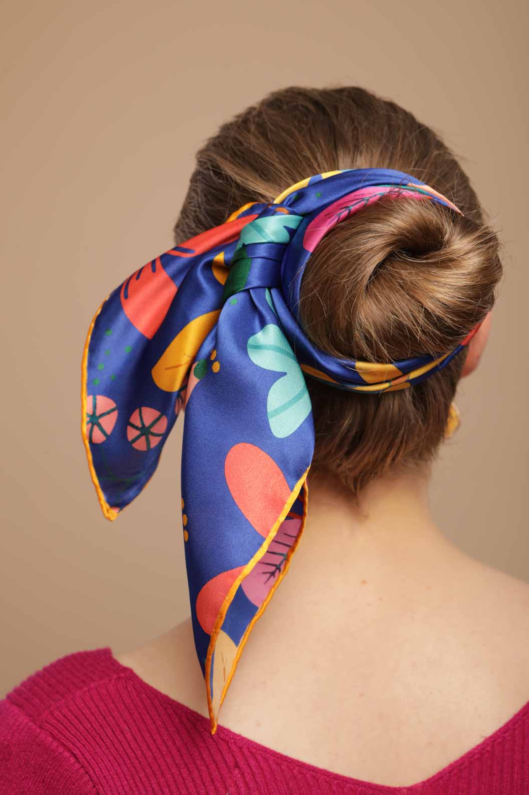 Foulard en soie naturelle en bleu "Full of imagination"