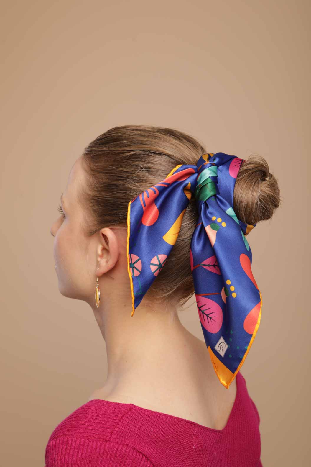 Foulard en soie naturelle en bleu "Full of imagination"