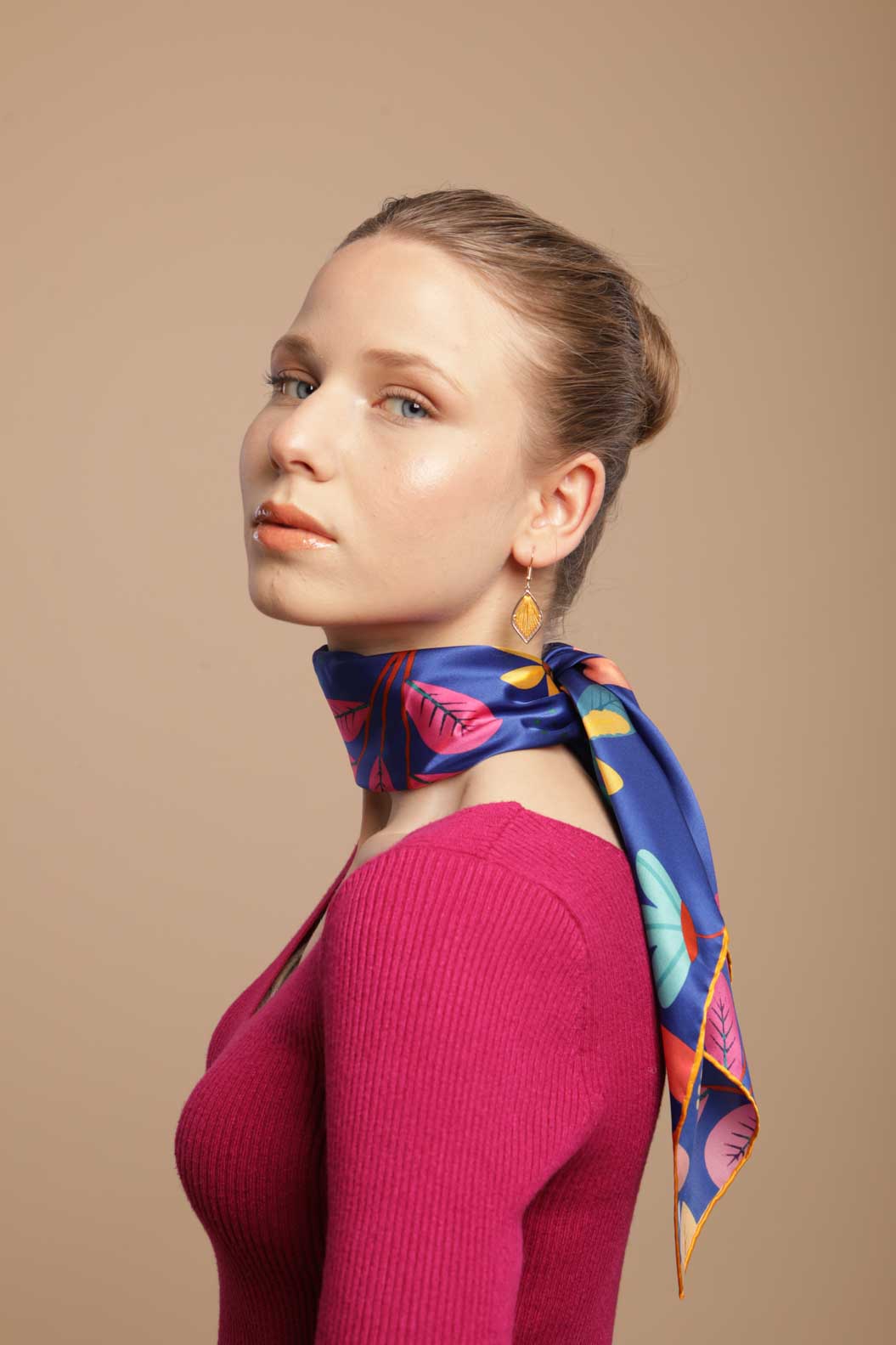 Foulard en soie naturelle en bleu "Full of imagination"