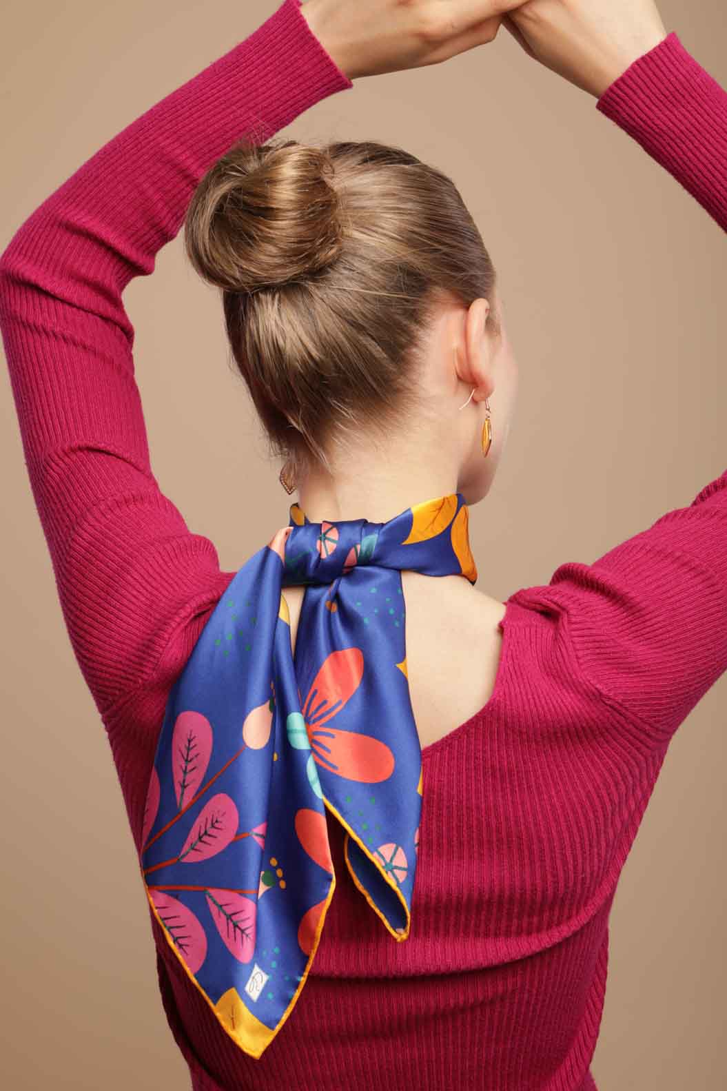 Foulard en soie naturelle en bleu "Full of imagination"