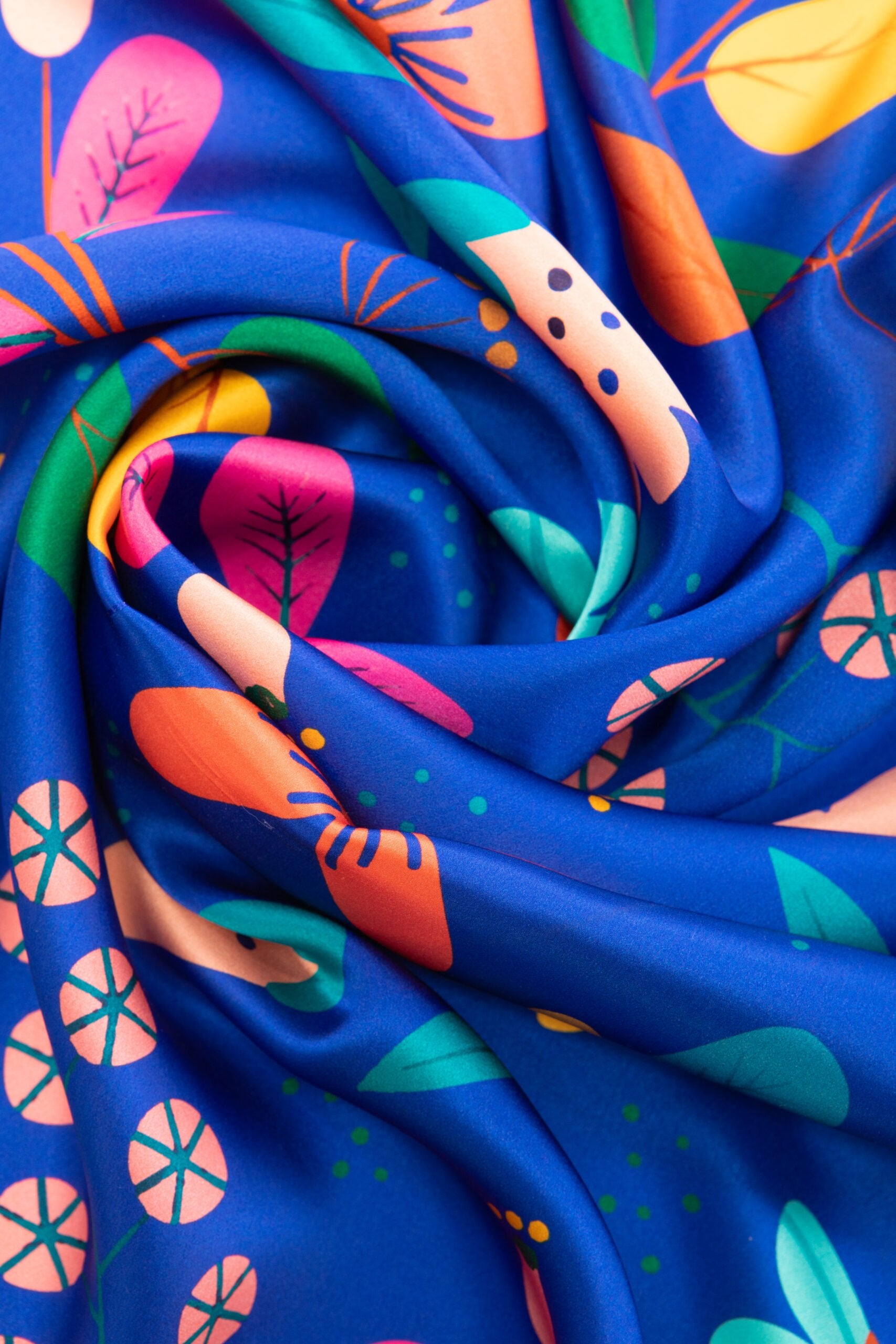 Foulard en soie naturelle en bleu "Full of imagination"