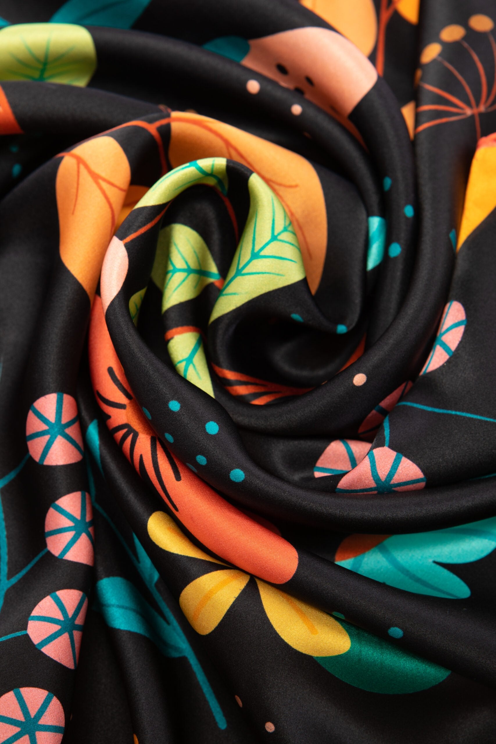 Foulard en soie naturelle en noir "Full of imagination"