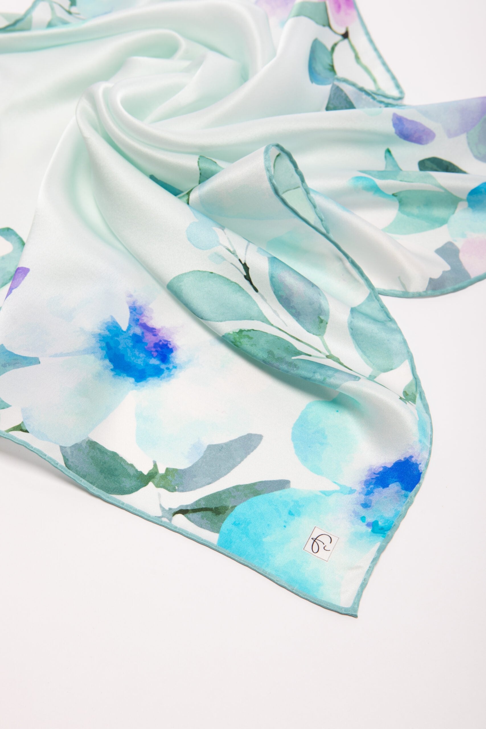 Foulard en soie naturelle en bleu et des motifs floraux "Fullfilled intentions"