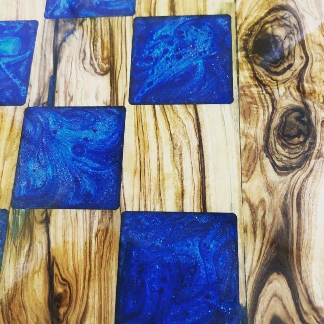 Jeu d'échecs en bois d'olivier avec pieds et tiroirs, résine intégrée