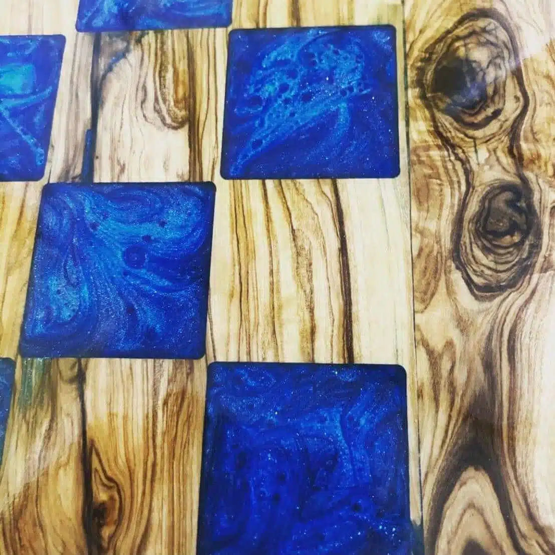 Jeu d'échecs en bois d'olivier avec pieds et tiroirs, résine intégrée