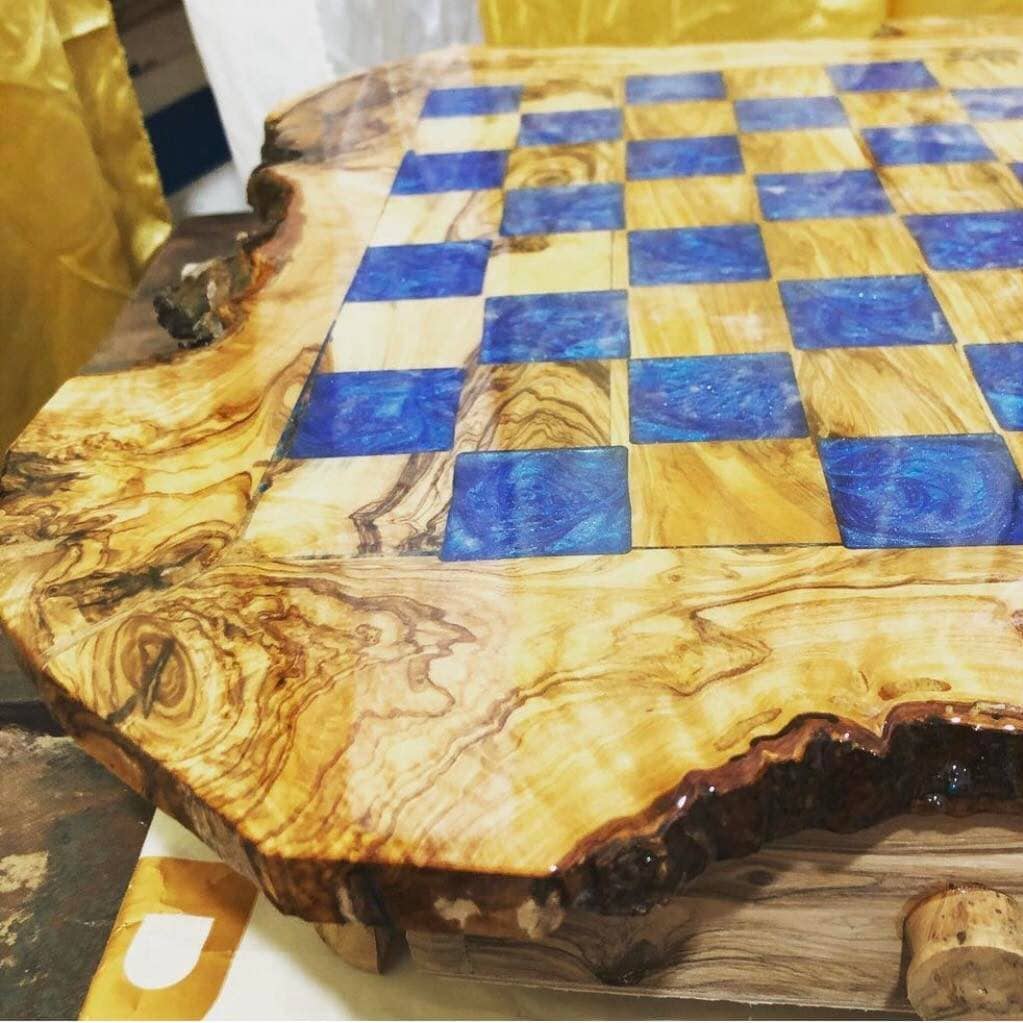 Jeu d'échecs en bois d'olivier avec pieds et tiroirs, résine intégrée