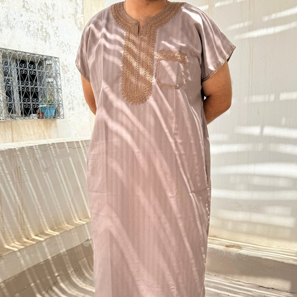 Jebba tunisienne traditionnelle beige à broderies dorées – Fait main, style élégant et raffiné