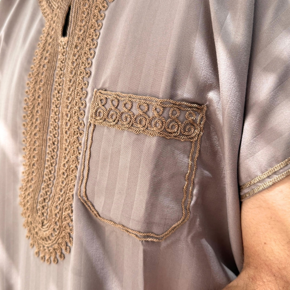 Jebba tunisienne traditionnelle beige à broderies dorées – Fait main, style élégant et raffiné