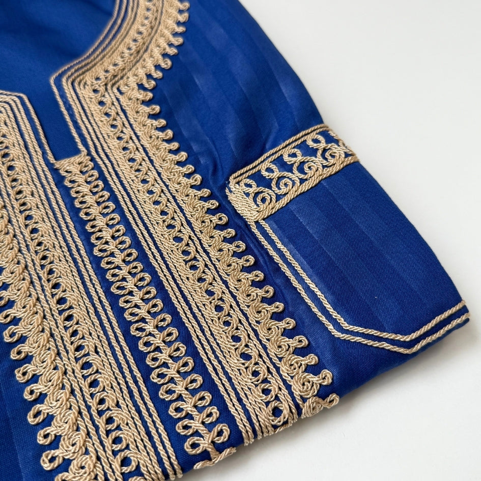 Jebba tunisienne traditionnelle bleue à broderies beiges