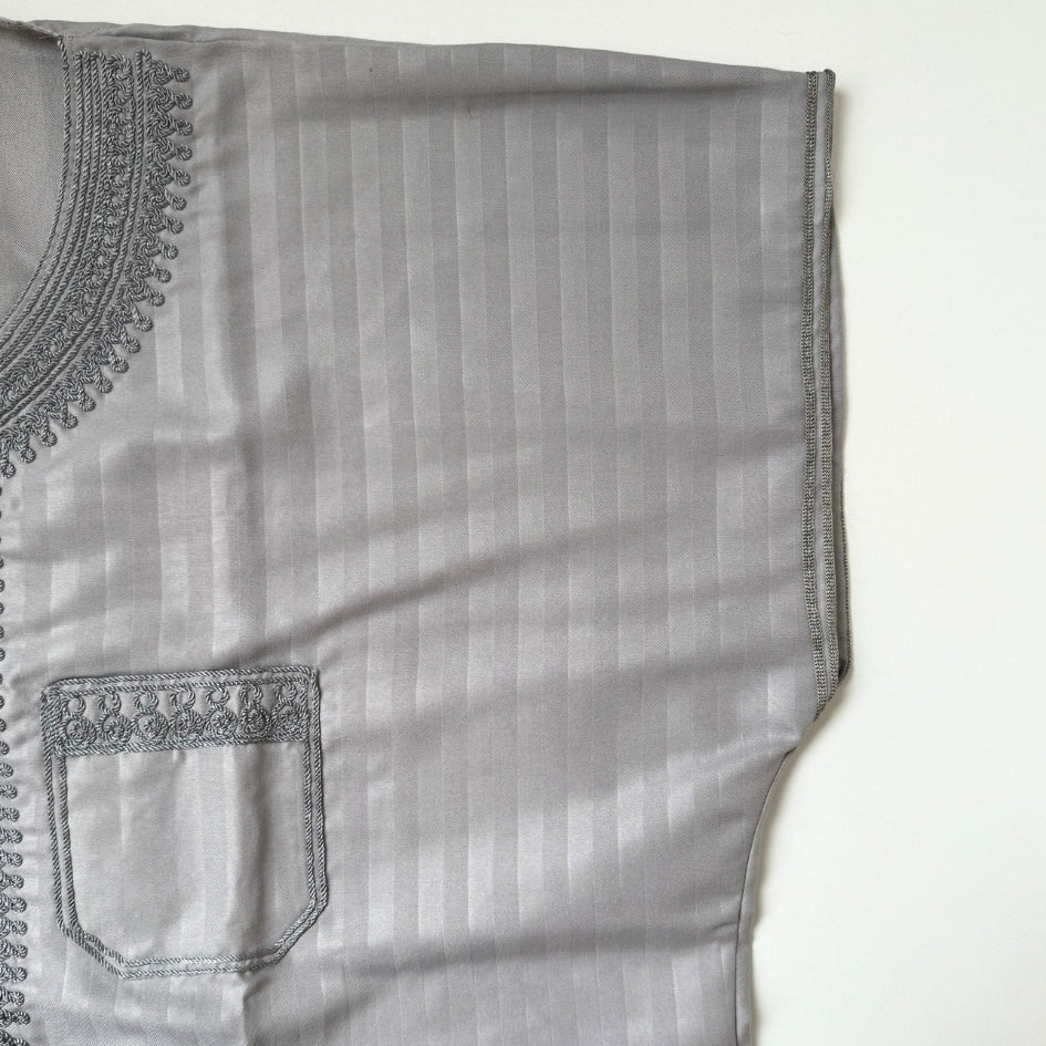 Jebba tunisienne grise brodée argent – Élégante et artisanale