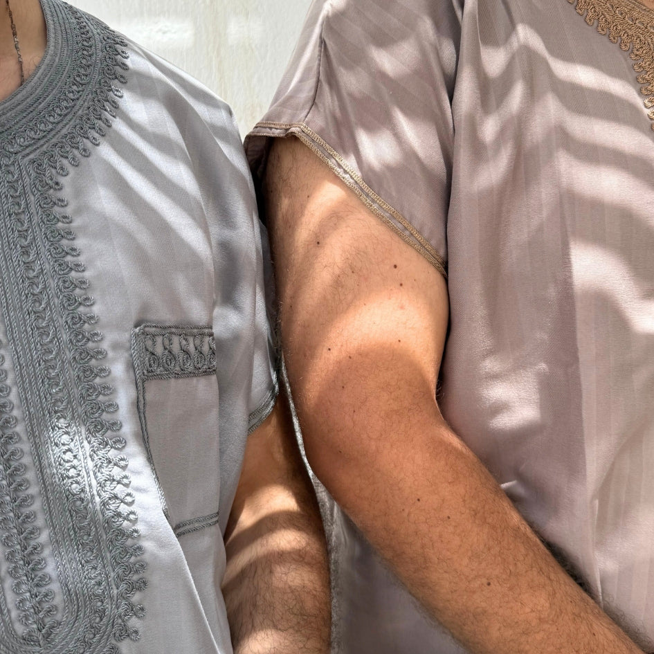 Jebba tunisienne grise brodée argent – Élégante et artisanale