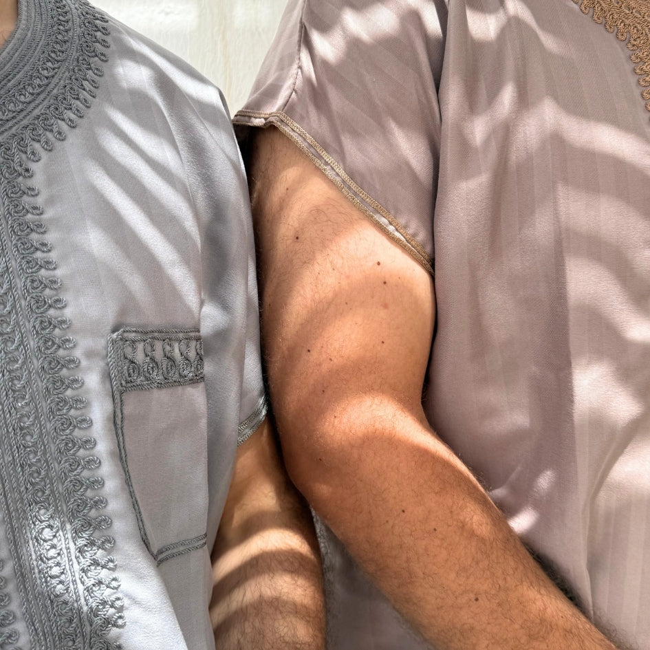 Jebba tunisienne grise brodée argent – Élégante et artisanale