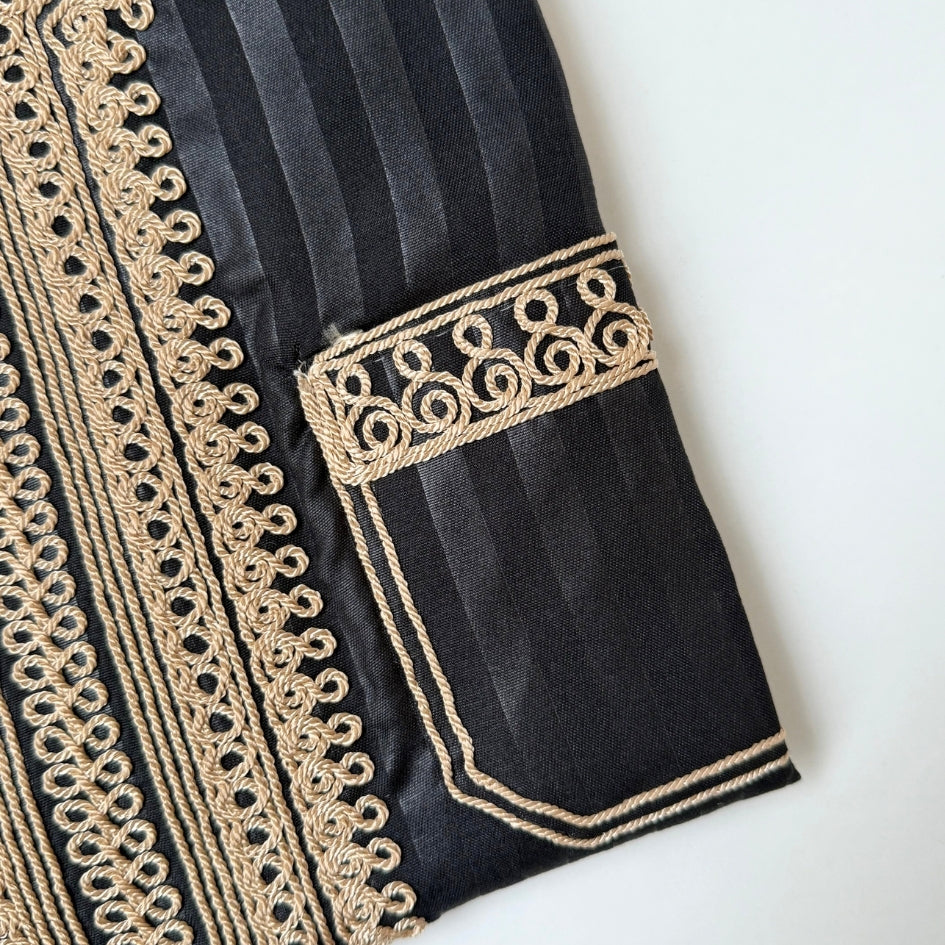 Jebba tunisienne noire brodée beige – Élégance artisanale intemporelle