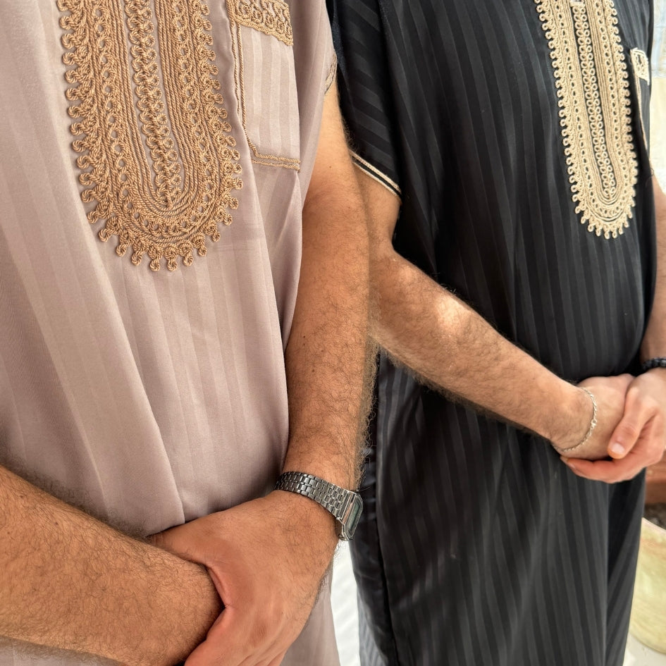 Jebba tunisienne noire brodée beige – Élégance artisanale intemporelle