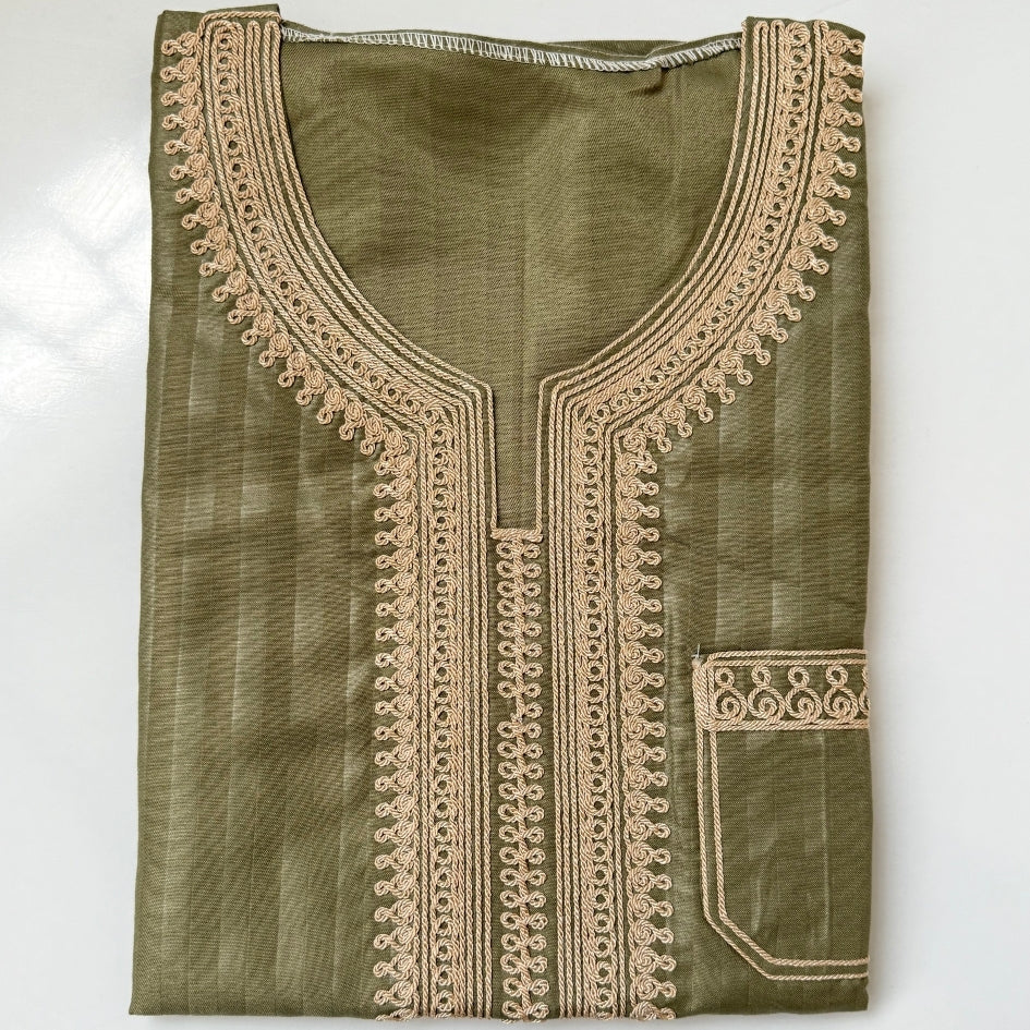 Jebba tunisienne verte brodée beige – Élégance artisanale et fraîcheur