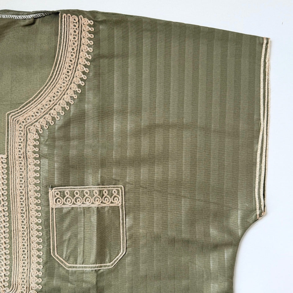 Jebba tunisienne verte brodée beige – Élégance artisanale et fraîcheur