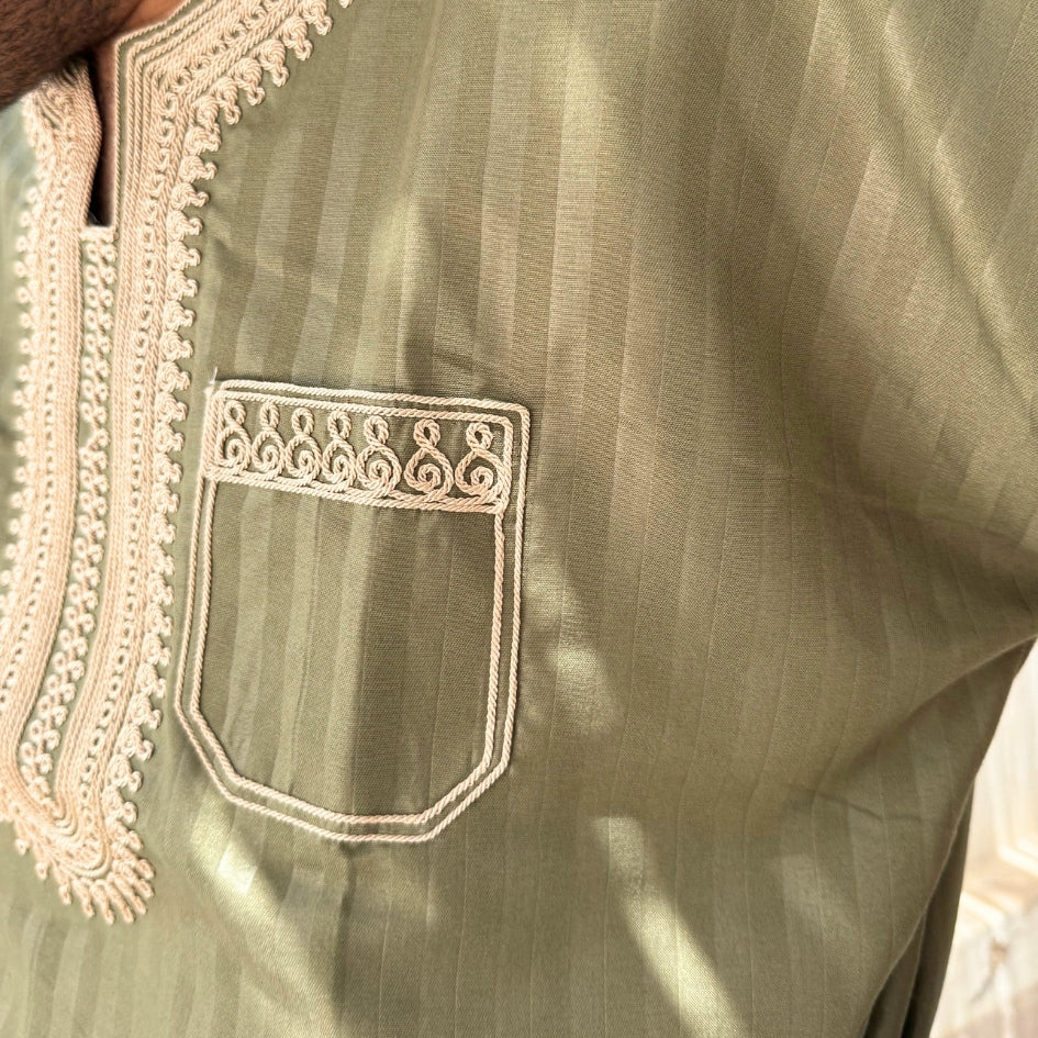 Jebba tunisienne verte brodée beige – Élégance artisanale et fraîcheur