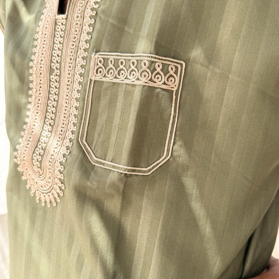 Jebba tunisienne verte brodée beige – Élégance artisanale et fraîcheur