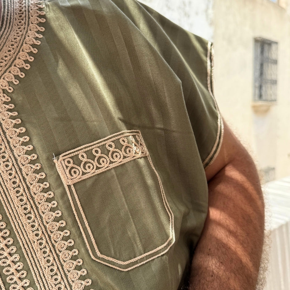 Jebba tunisienne verte brodée beige – Élégance artisanale et fraîcheur