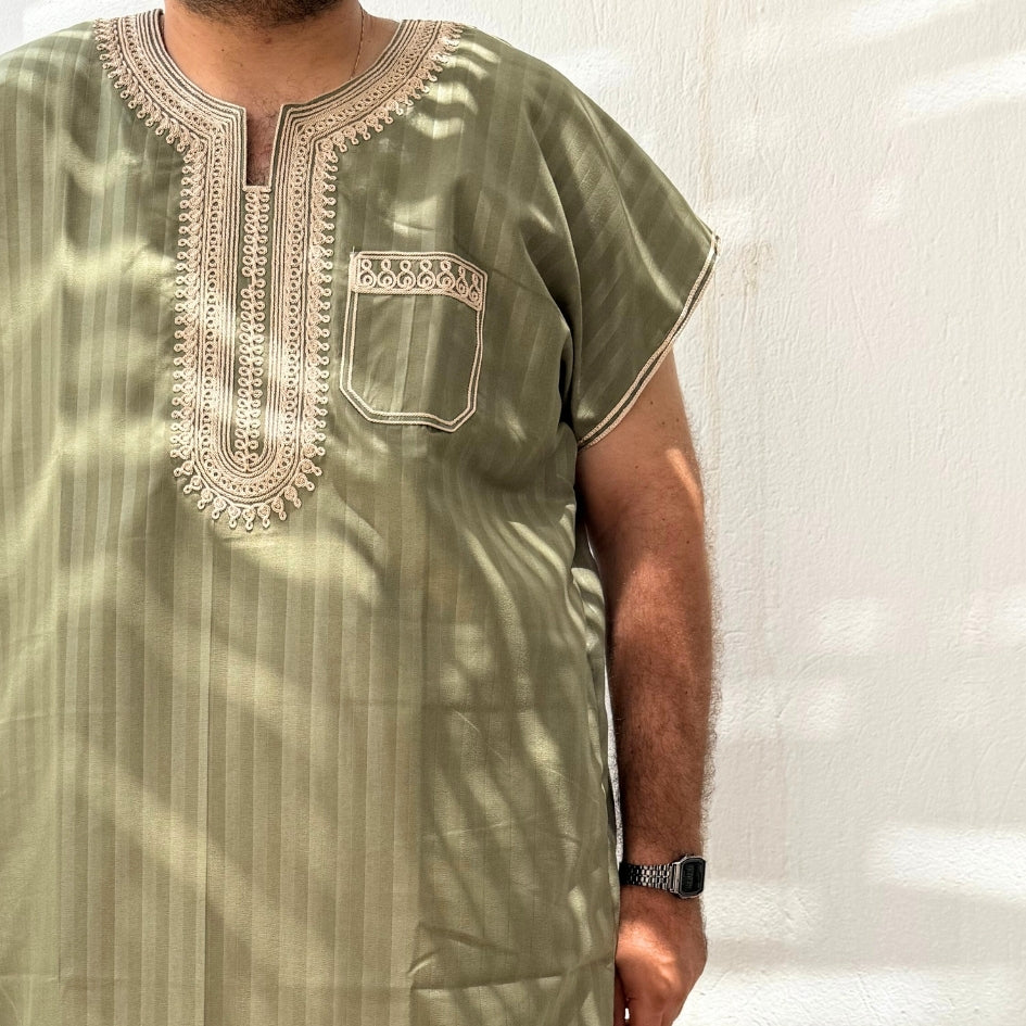 Jebba tunisienne verte brodée beige – Élégance artisanale et fraîcheur