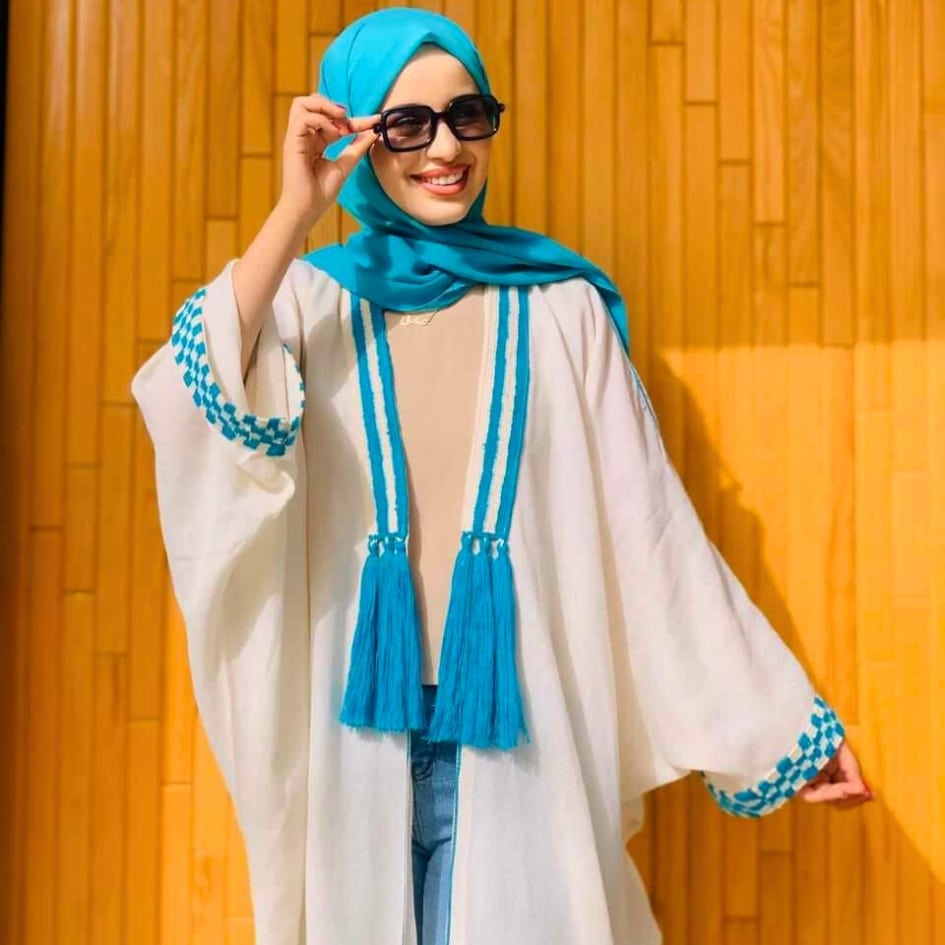 Kimono blanc élégant avec broderie bleue ou noire – Artisanat en Hayek, Lin ou Laine