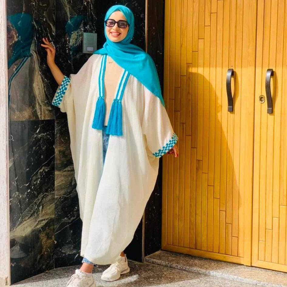 Kimono blanc élégant avec broderie bleue ou noire – Artisanat en Hayek, Lin ou Laine