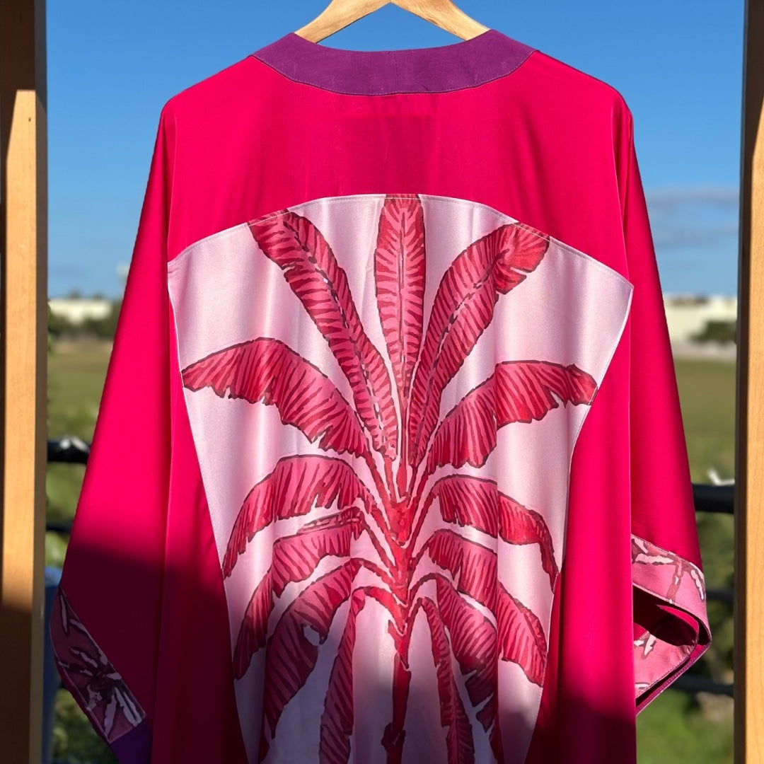 Kimono chic boho en rose foncé avec détails en Violet et motifs de feuilles