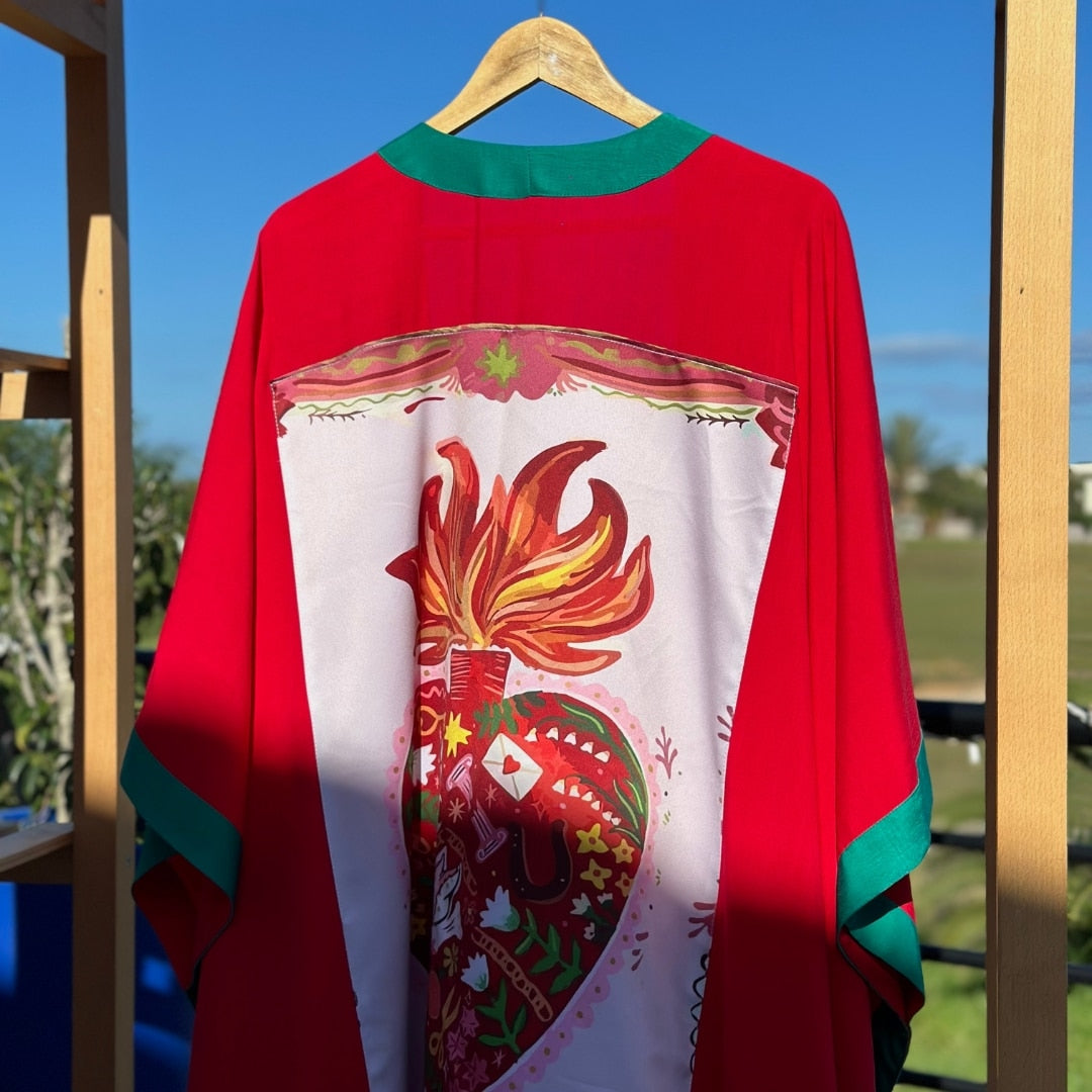 Kimono rouge boho en satin de soie vec illustration festive et des touches vertes