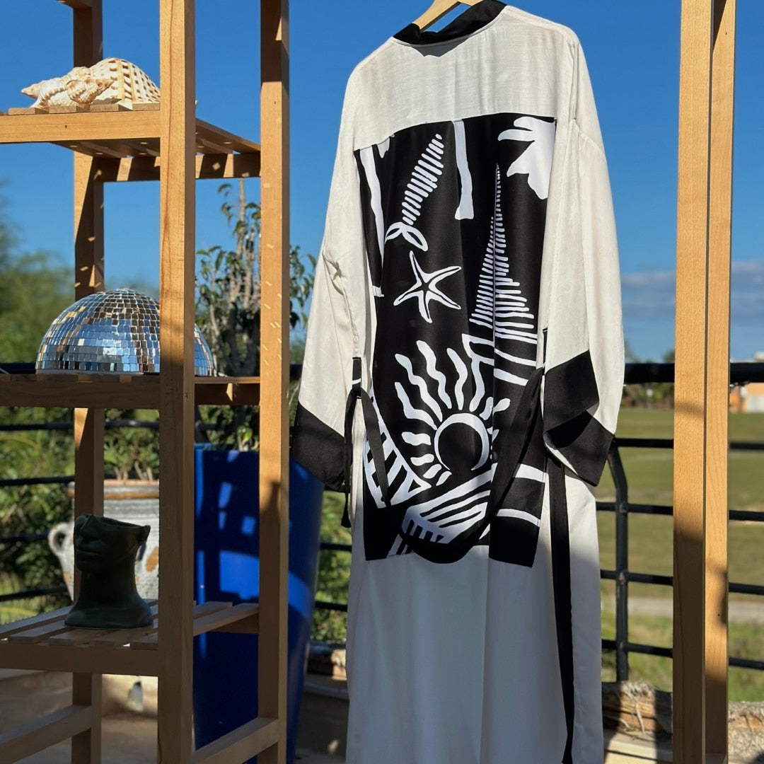 Kimono boho chic blanc et noir avec motifs paysagers