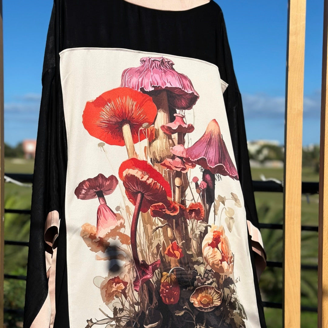 Kimono noir boho chic avec motifs "champignons" et détails beiges