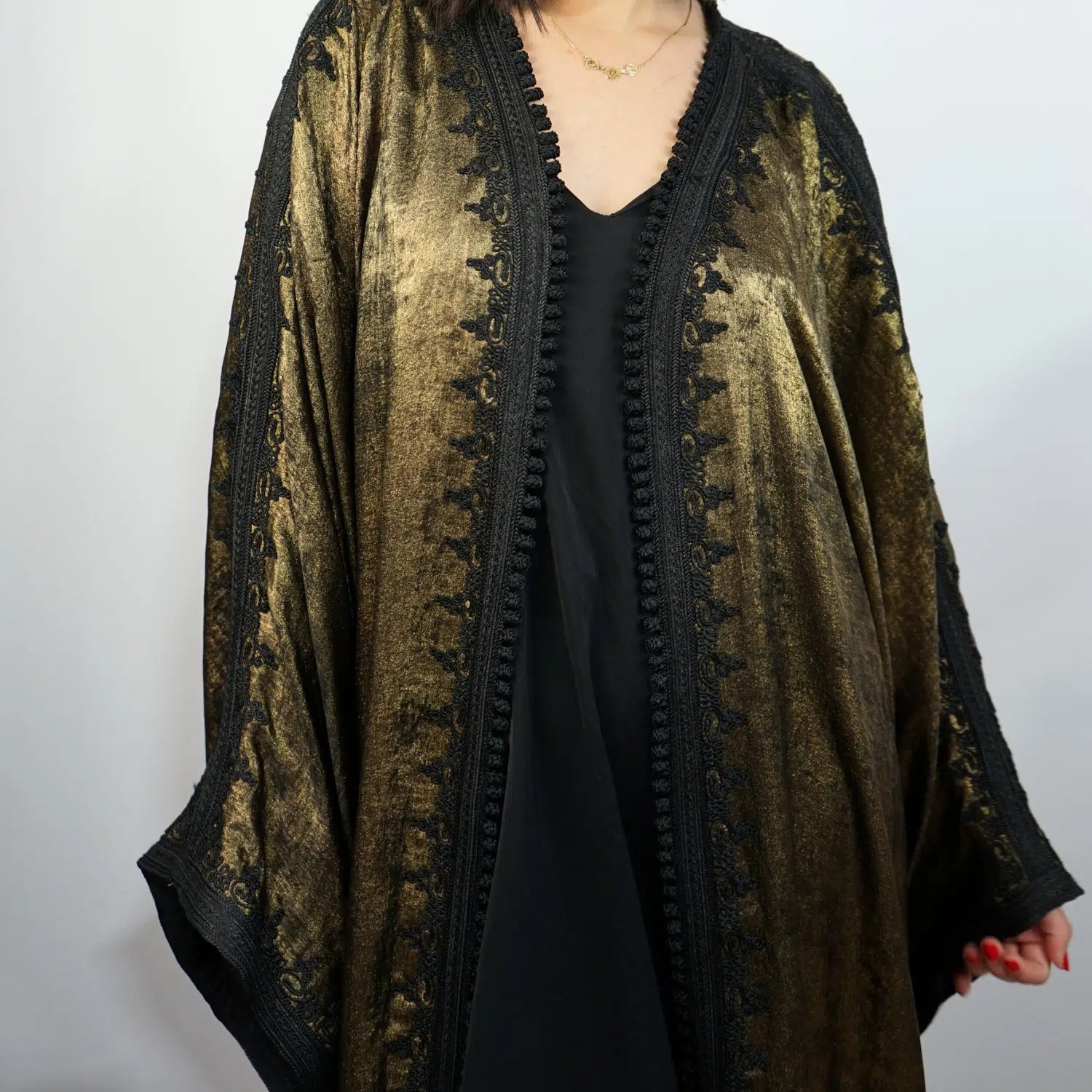 Kimono Noir Long avec Détails Dorés