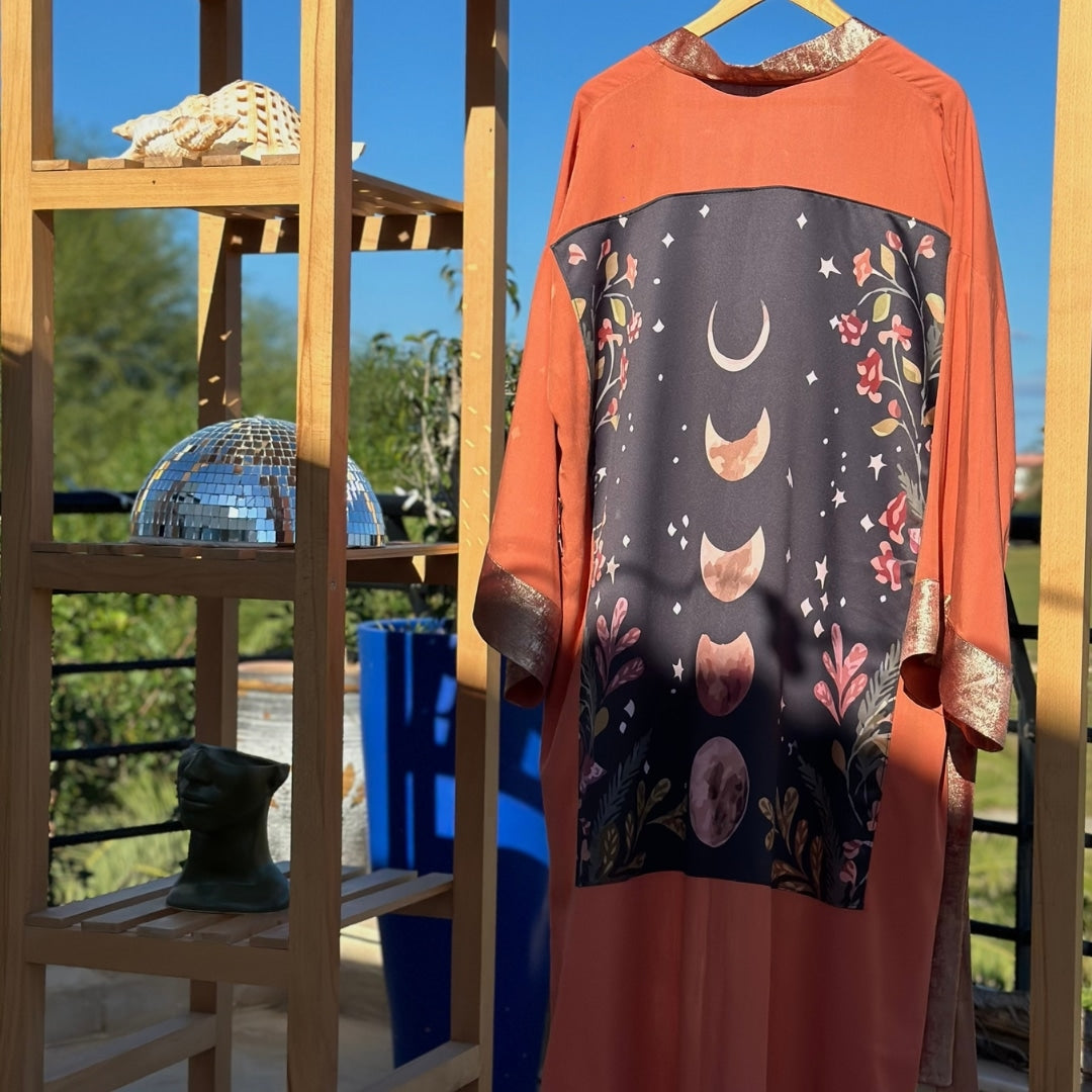 Kimono festif boho chic en satin de soie avec design "The Moon Life"