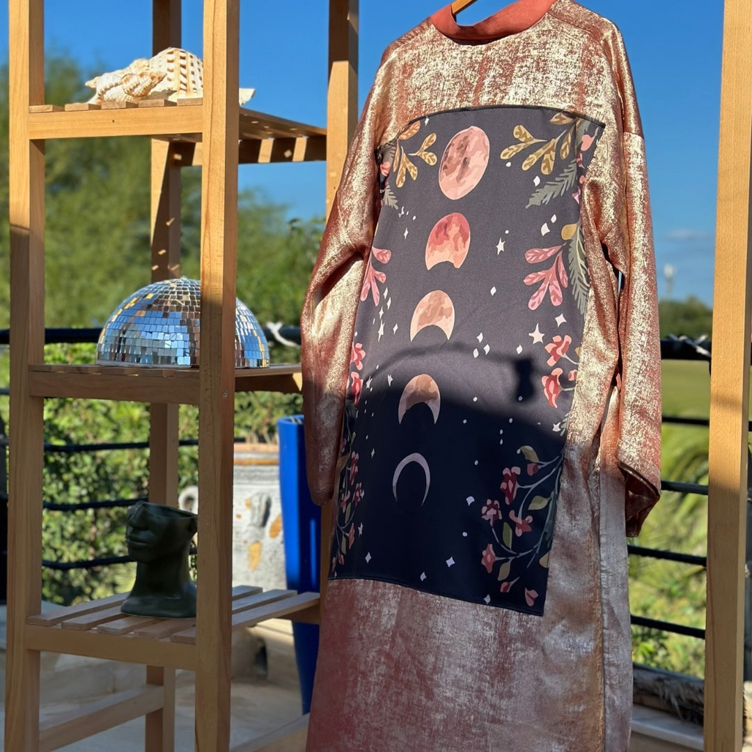 Kimono festif boho chic en satin de soie avec design "The Moon Life"