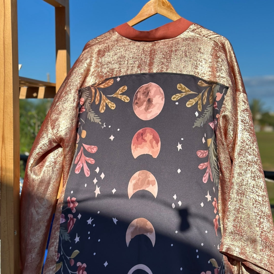 Kimono festif boho chic en satin de soie avec design "The Moon Life"