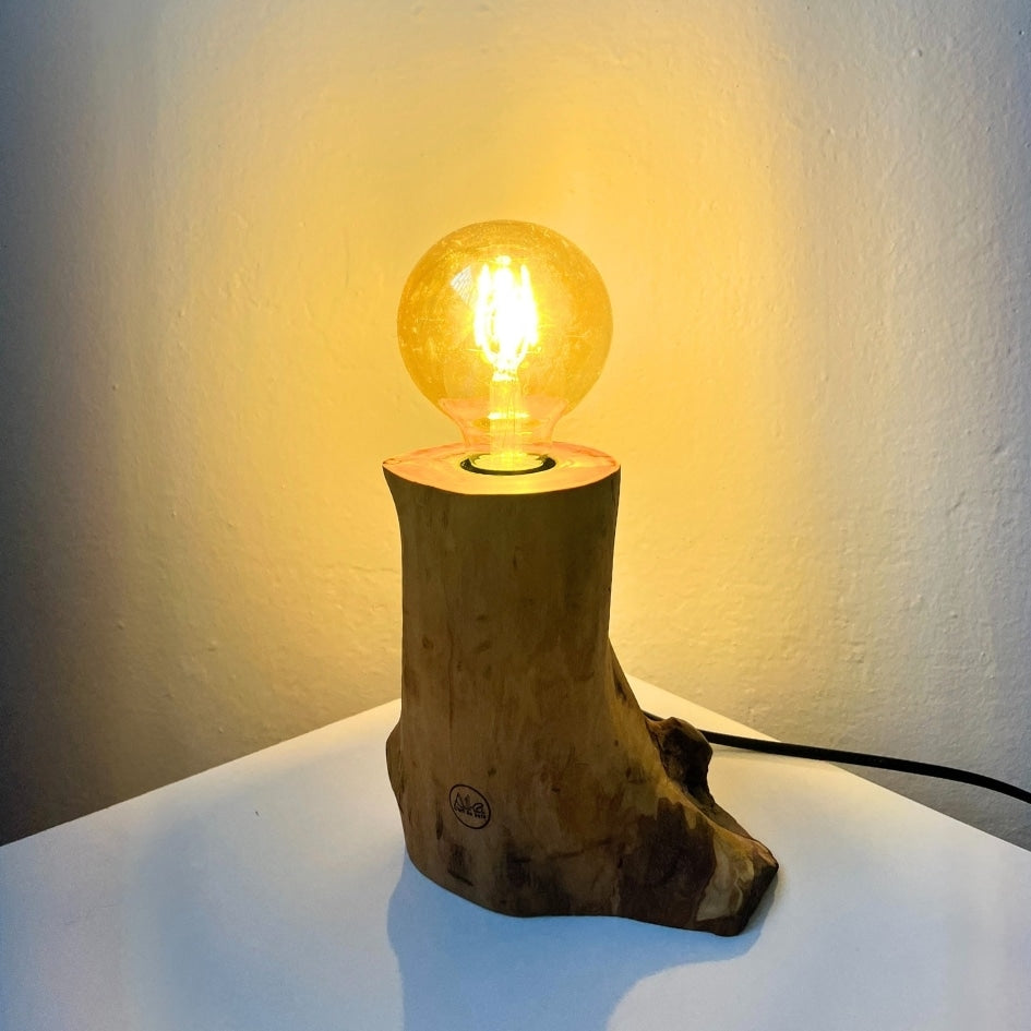 Lampe en bois d'olivier fait main avec un design unique (16 X15 cm, câble de 1,5 m)