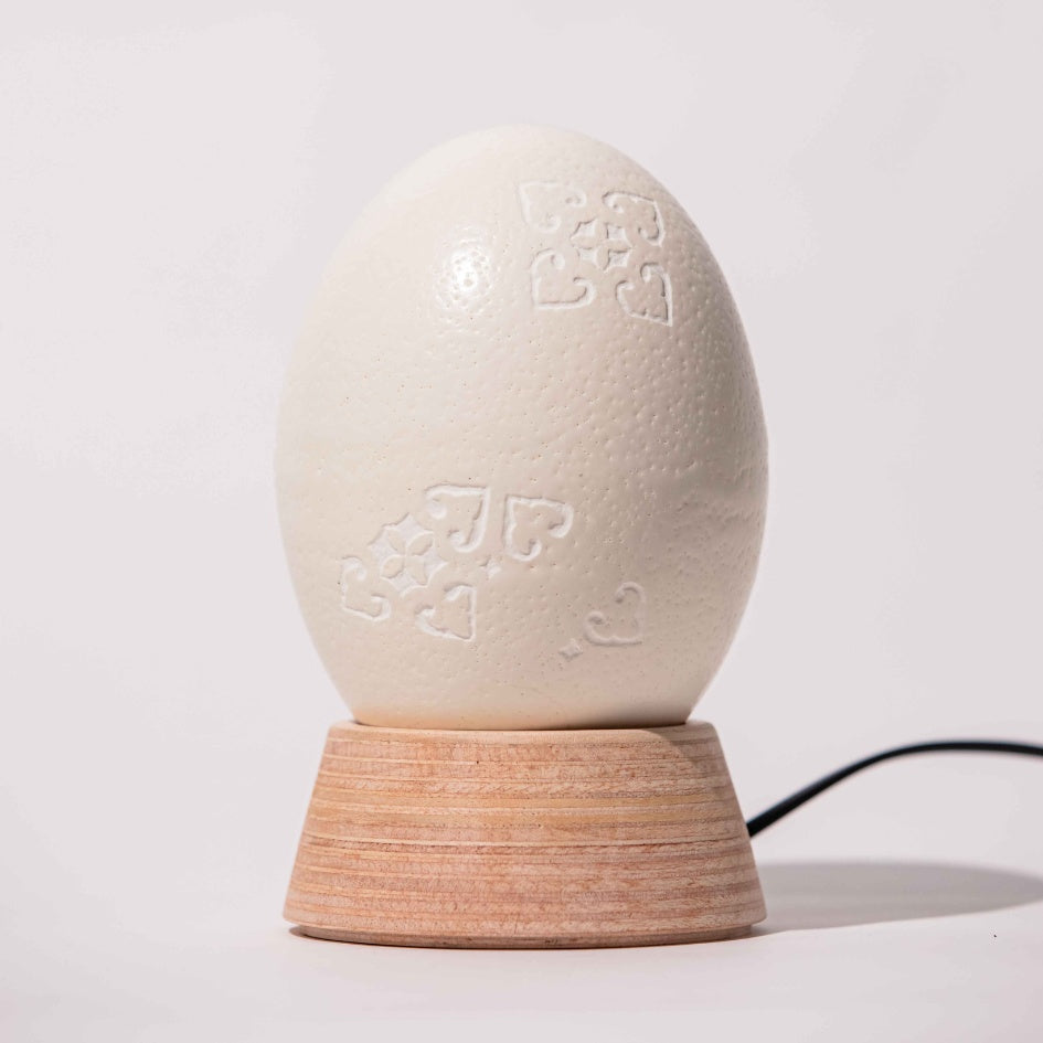 Lampe en véritable œuf d’autruche nettoyé et gravé à la main