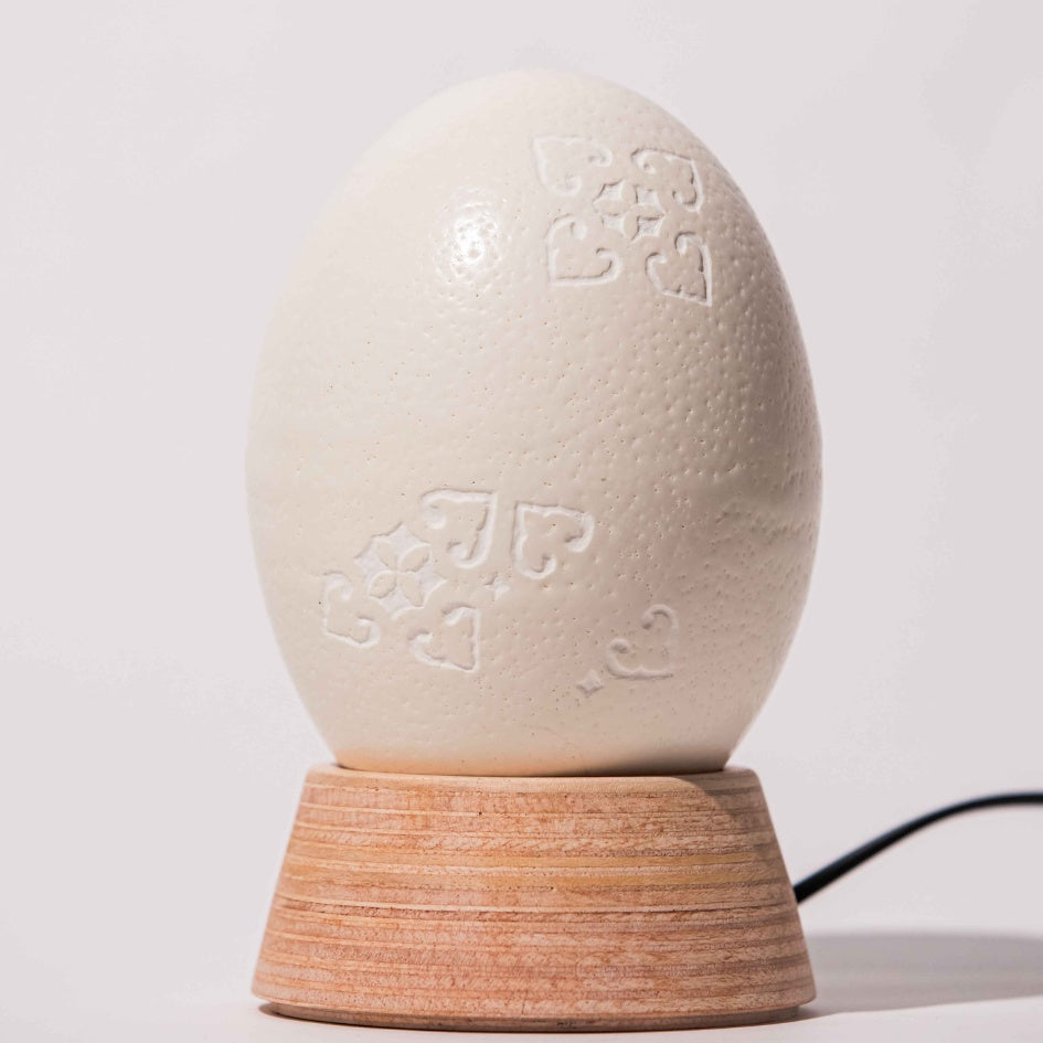 Lampe en véritable œuf d’autruche nettoyé et gravé à la main