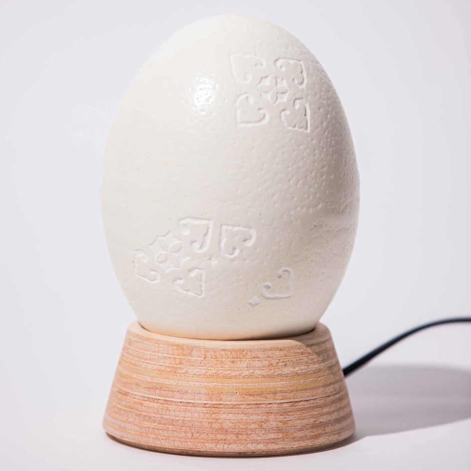 Lampe en véritable œuf d’autruche nettoyé et gravé à la main