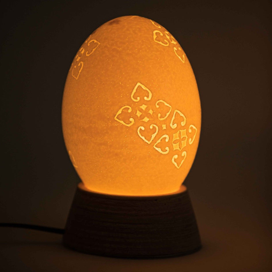 Lampe en véritable œuf d’autruche nettoyé et gravé à la main