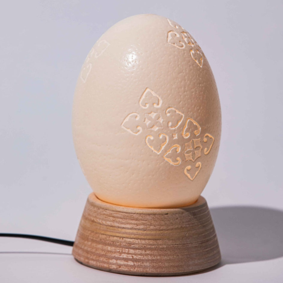 Lampe en véritable œuf d’autruche nettoyé et gravé à la main